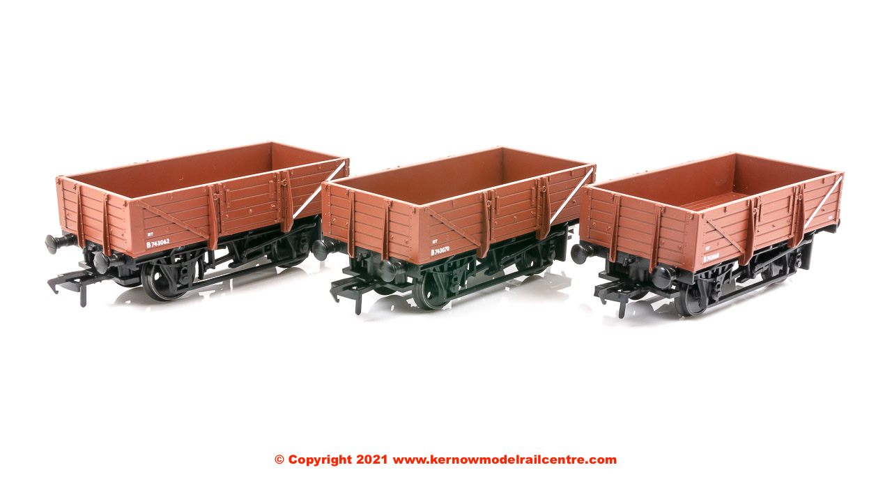 33-091 Bachmann 5 Plank China Clay 3-Wagon Pack BR Bauxite (Early) With Tarpaulin Covers - Era 5
